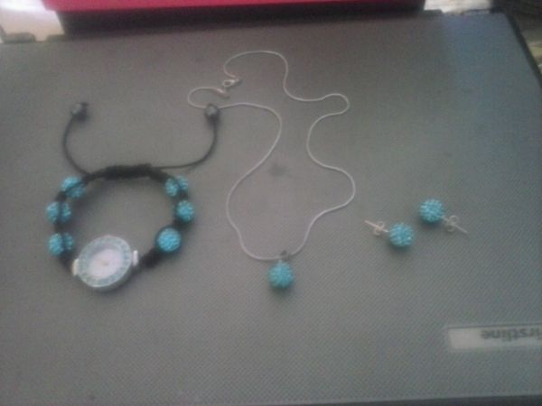 kit relogio,brincos e corrente.